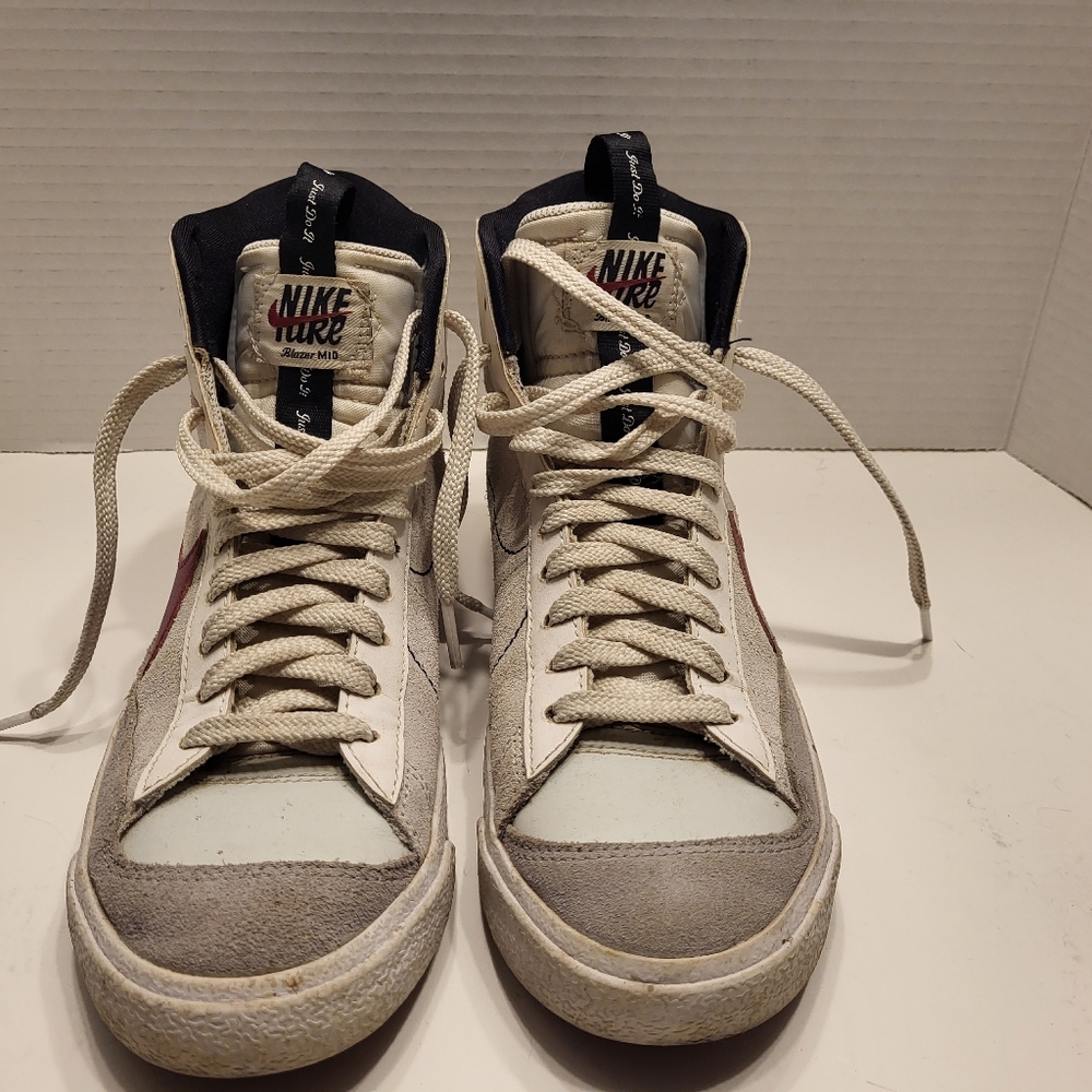 Nike Kids' Grade School Blazer Mid '77 SE. Size 5Y